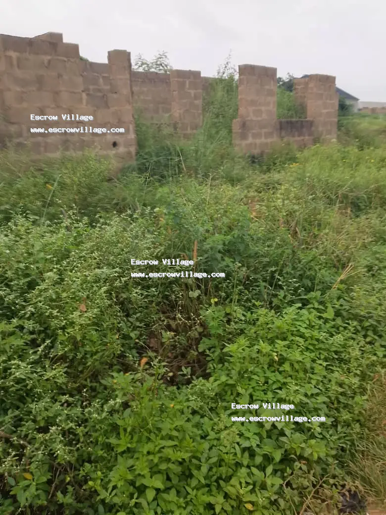 Uncompleted 3 bedrooms flat on a standard half plo